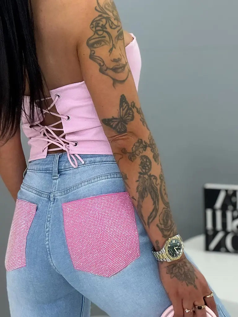 Vysokopásové wide leg rifle zdobené kamienkami na vreckách ELLE - next