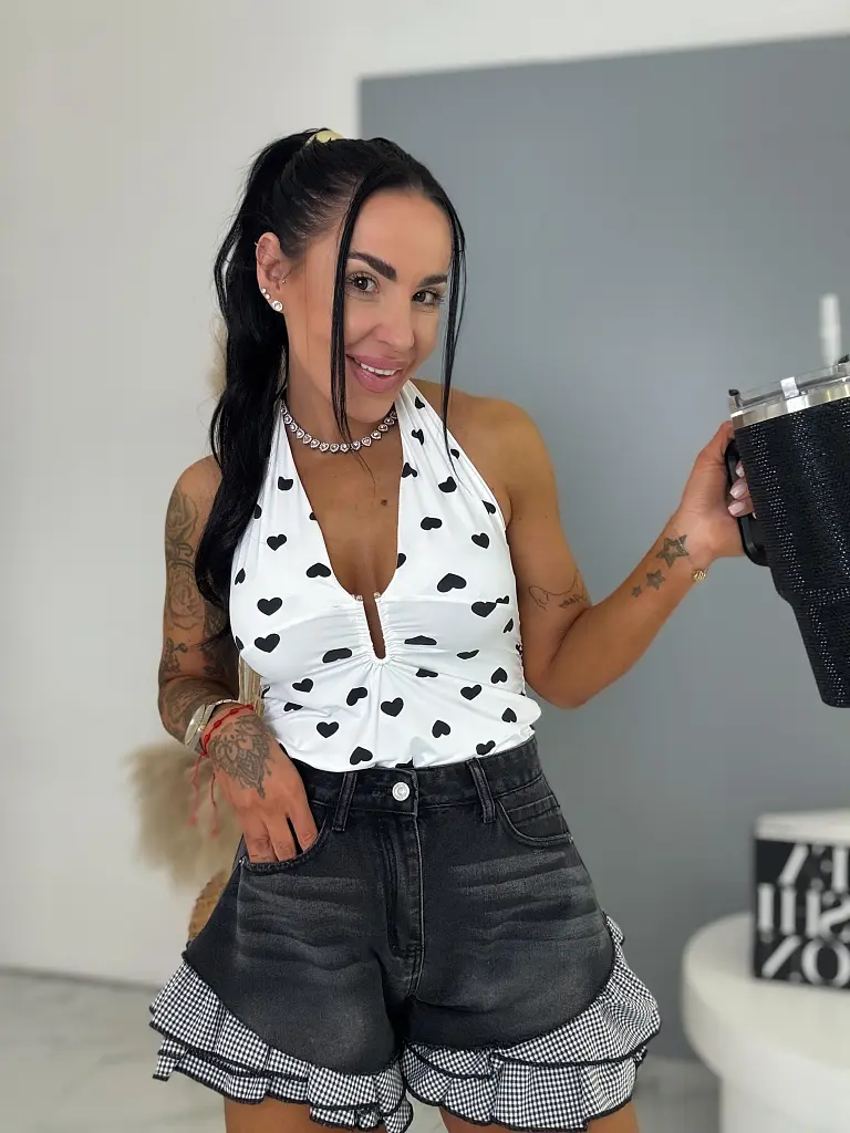 Body so srdiečkami a viazaním okolo krku LOVE