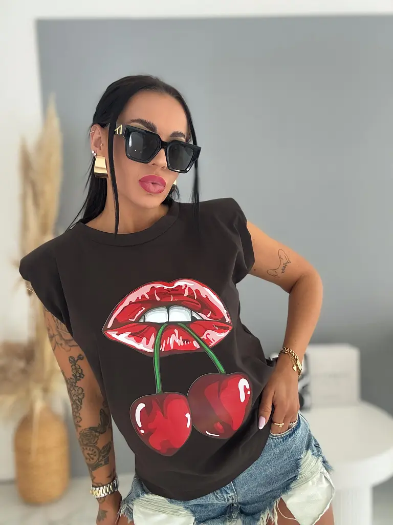 Tričko tmavohnedé s vypchávkami na ramenách a potlačou CHERRY  - next