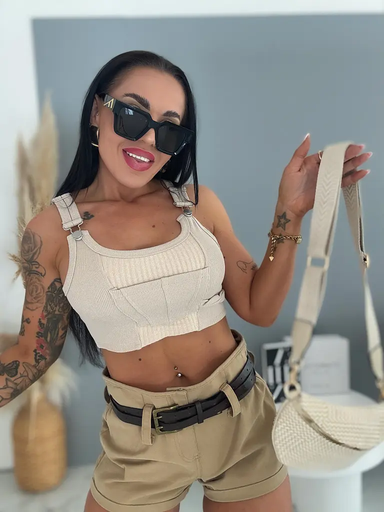 Rebrovaný crop top s funkčným zapínaním na traky RIBBED - next