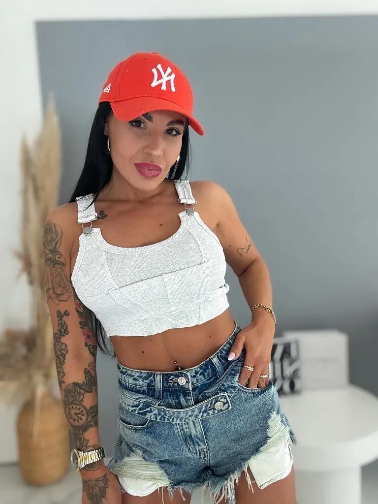 Rebrovaný crop top s funkčným zapínaním na traky RIBBED - next