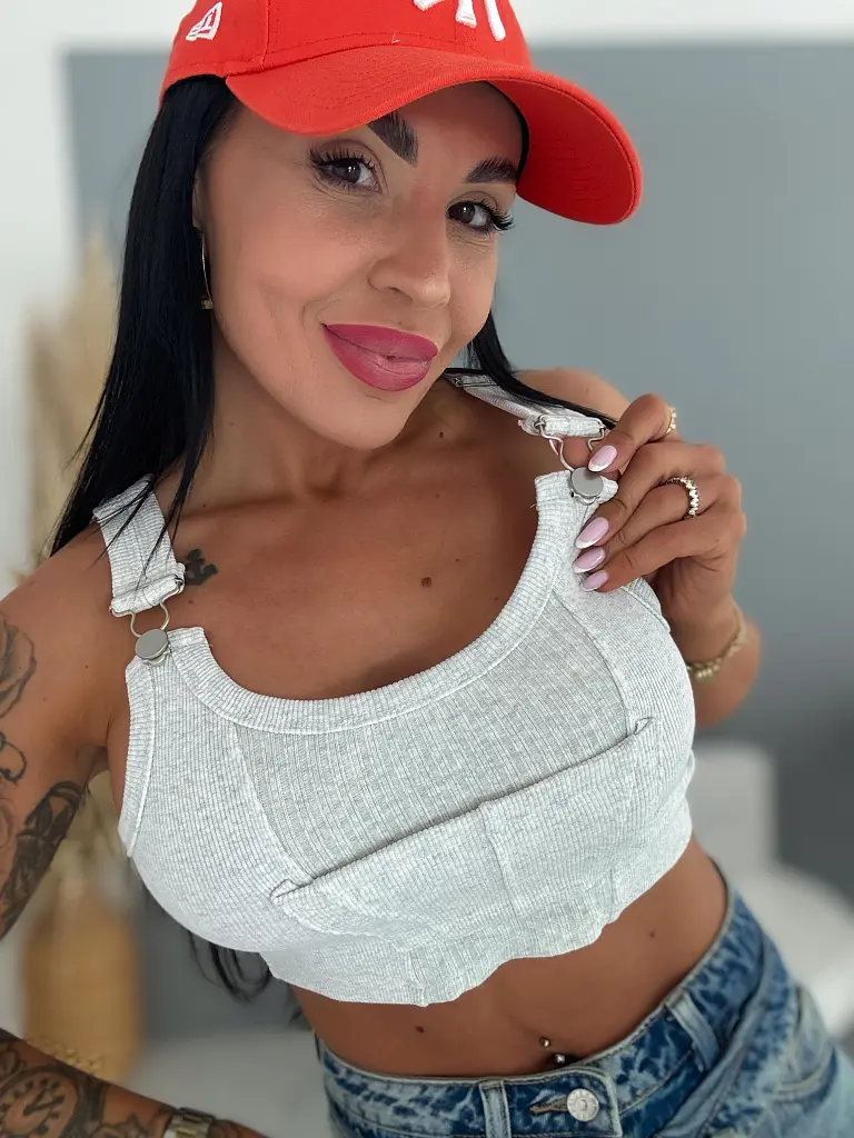 Rebrovaný crop top s funkčným zapínaním na traky RIBBED