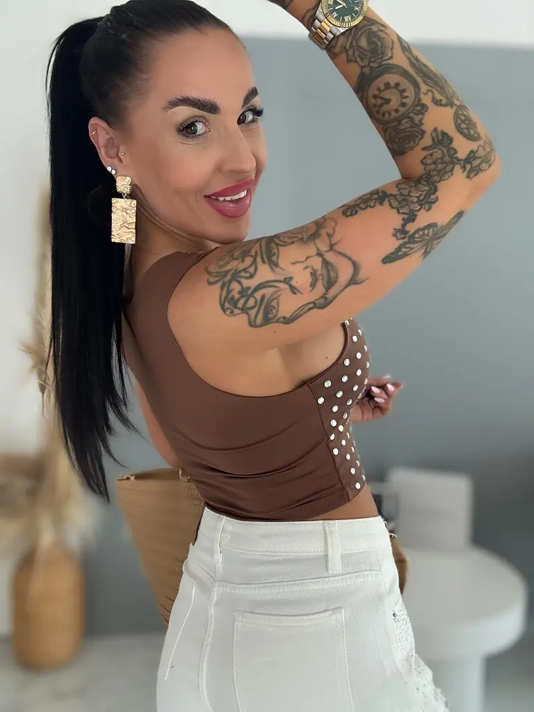 Crop-top so striebornými kamienkami BLANCA - next