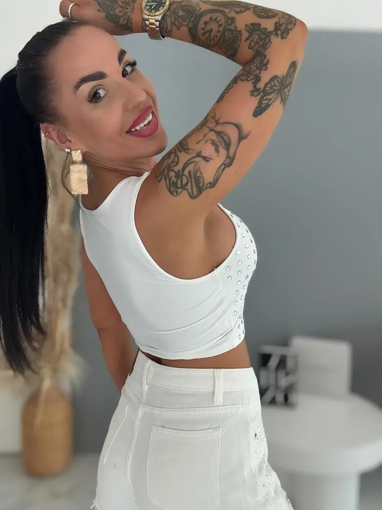 Crop-top so striebornými kamienkami BLANCA - next