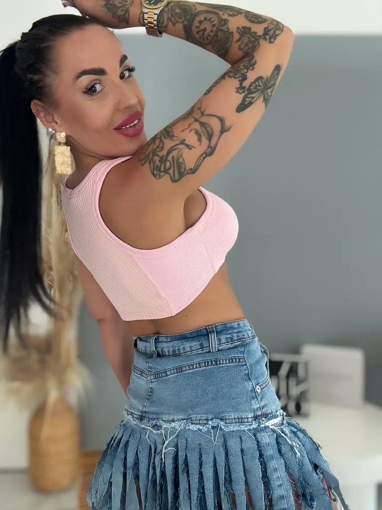 Rebrovaný crop top s funkčným zapínaním na traky CAPRI - next