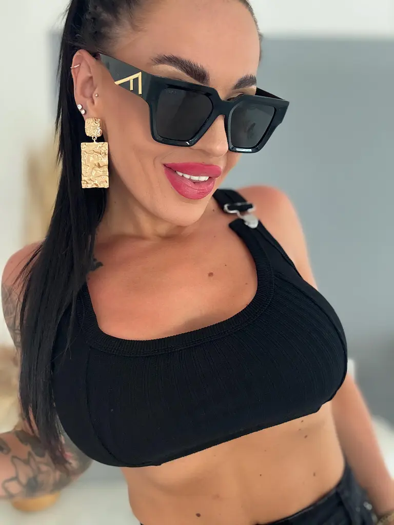 Rebrovaný crop top s funkčným zapínaním na traky CAPRI