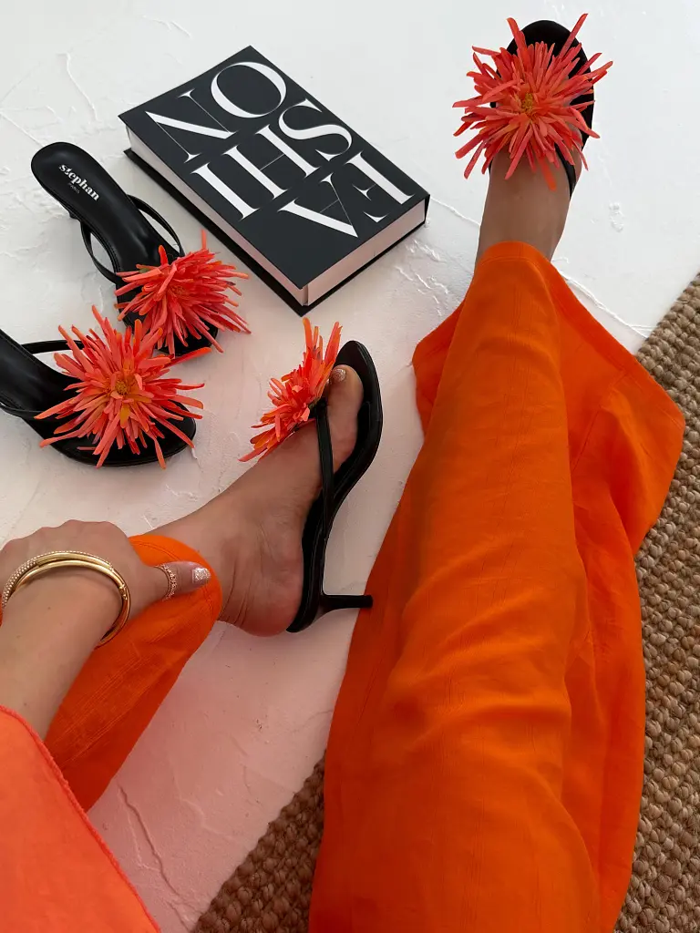 Dámske sandále s kvetinou ozdobou ORANGE - next