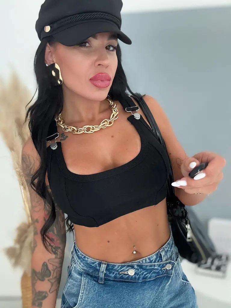 Rebrovaný crop top s funkčným zapínaním na traky CAPRI