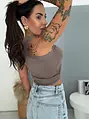 Trblietavý crop top s X ramienkami STARRY