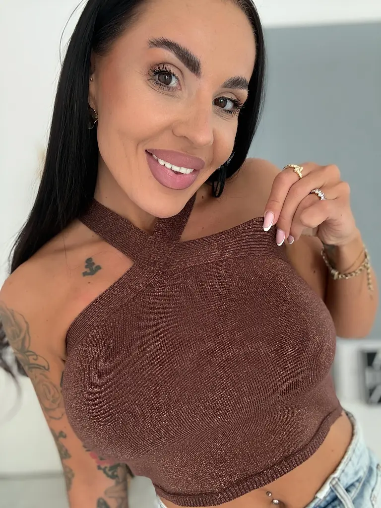 Trblietavý crop top s X ramienkami STARRY - next