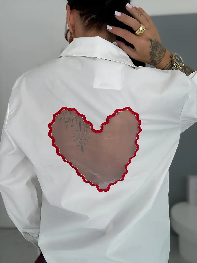 Biela košeľa so vzorom srdiečok na chrbte HEART