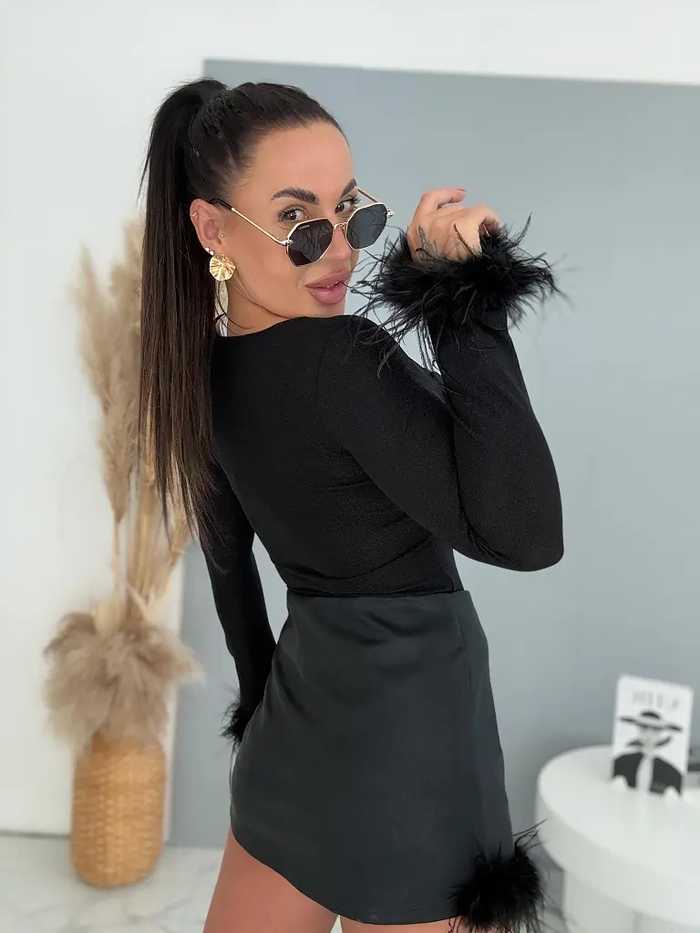 Čierny koženkový skort s pierkovým zdobením SWAN - next