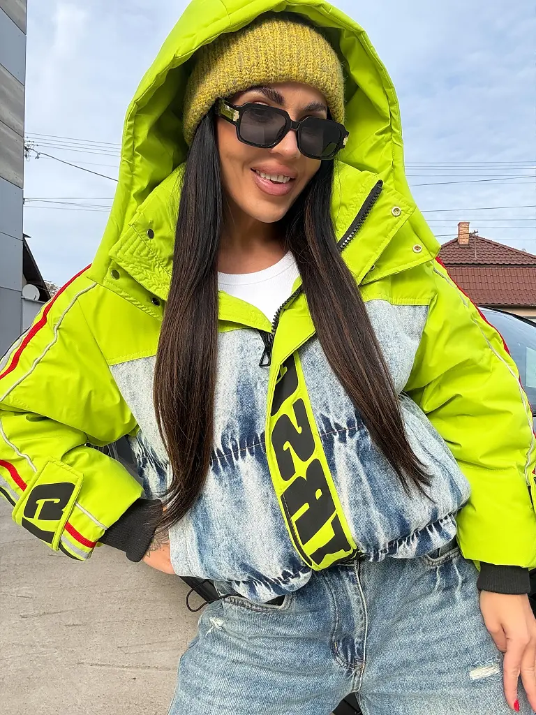 Bunda s kapucňou a denimovým detailom BLUSH